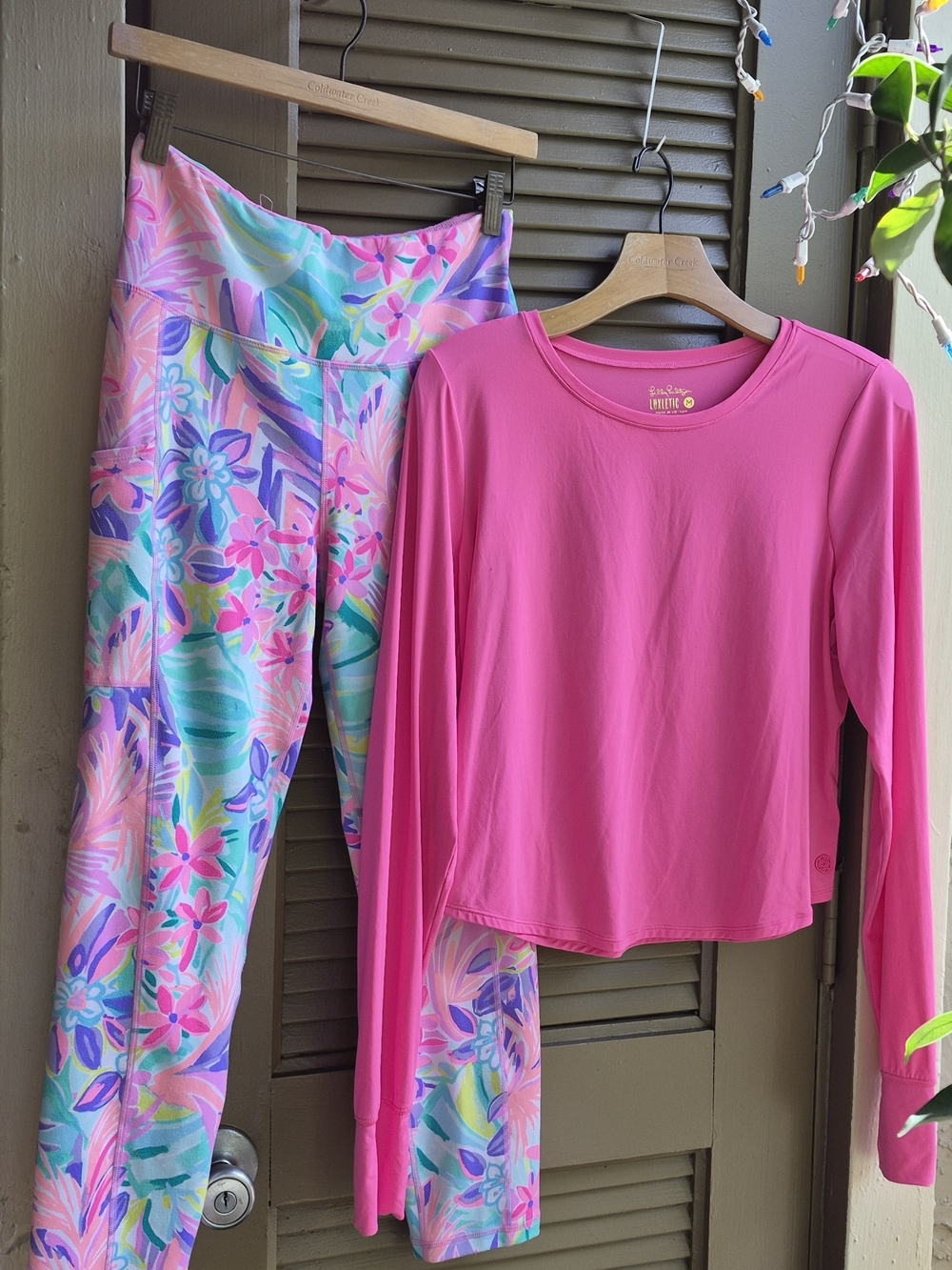 Lilly Pulitzer Emerie Tee Roxie Pink & Weekender HR Mid Cropped Legging Size M
